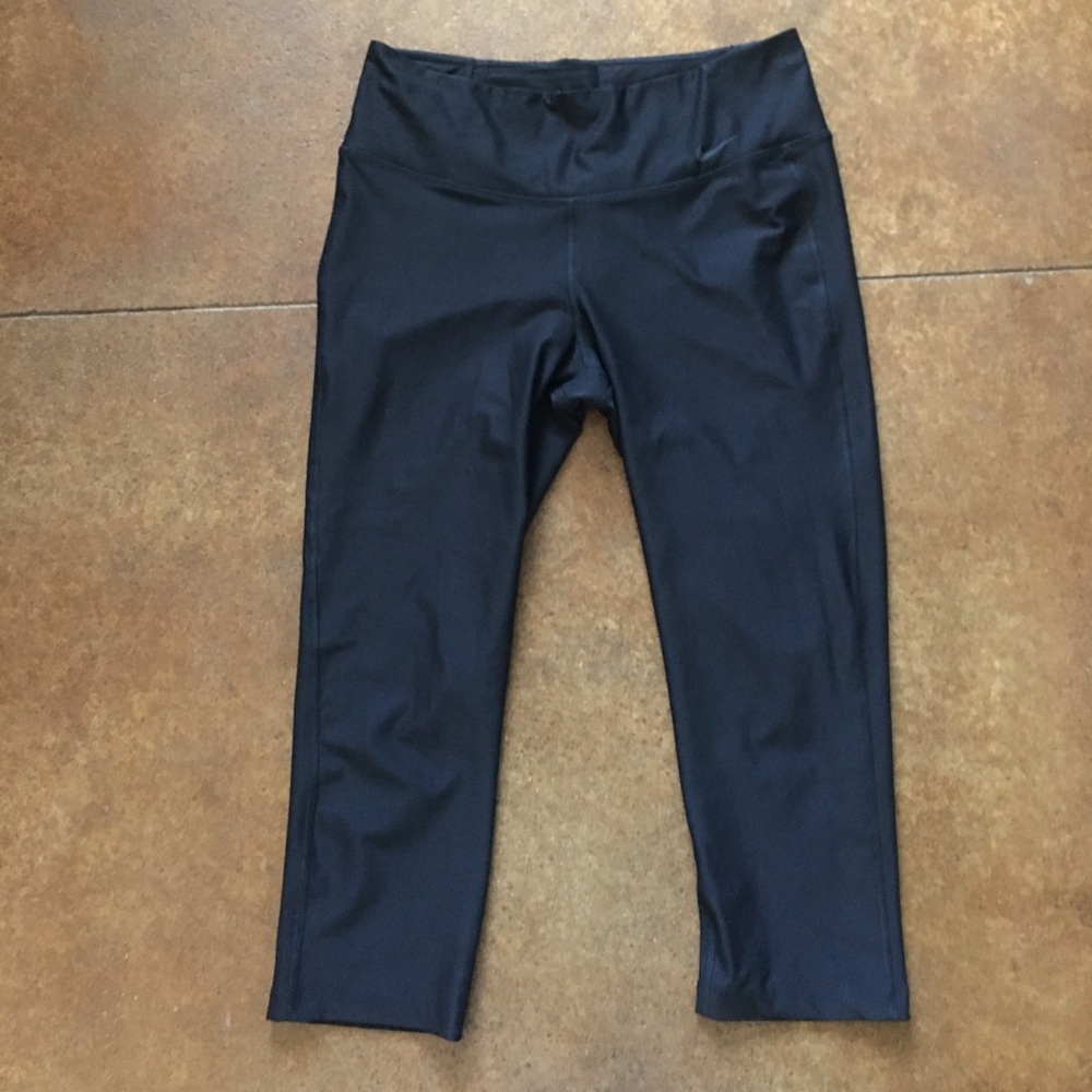 NWOT Black Nike Dri-Fit crop leggings